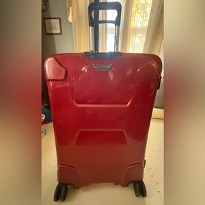 Briggs & Riley Crimson Suitcase - Hard Shell -
Medium Spinner